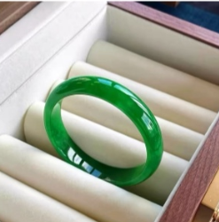 糯冰高端帝王绿翡翠手镯女款满绿贵妃真玉(High-End Icy Imperial Green Jadeite Bangle – Full Green Guifei Style)